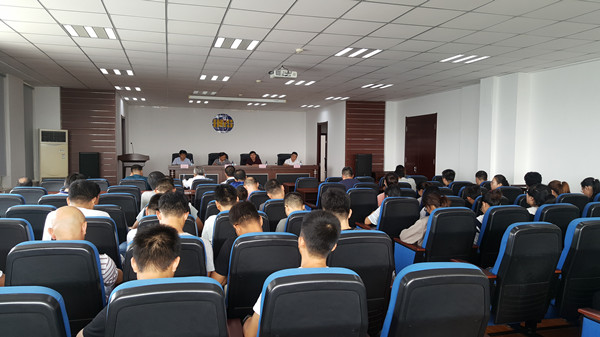 图为全体职工认真聆听督导组讲话.jpg