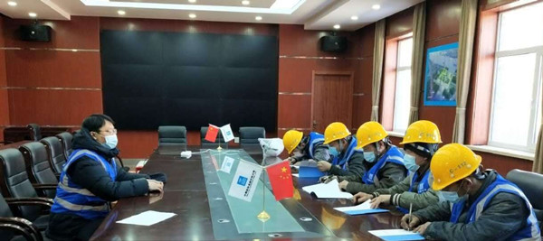 网站上  图为项目部成员赵曦对进场工人做安全和疫情防控教育_副本.jpg
