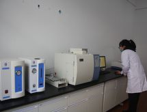 公司测试中心人员使用气相色谱仪对样品中有机物进行分离和检测