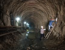 大连地铁第三方监测项目人员进行隧道初期支护净空收敛监测
