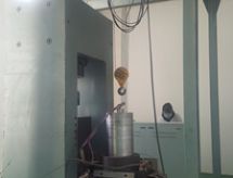 公司测试中心人员使用岩石三轴仪测试岩石的力学性能