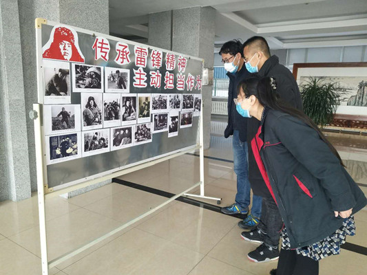 图1为职工观看展板_1111副本.jpg
