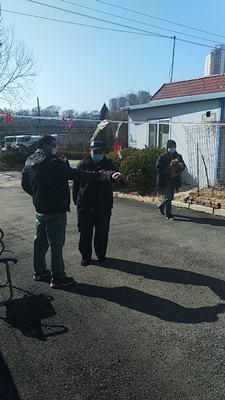退休职工范平昌给大家测体温1111_副本.jpg