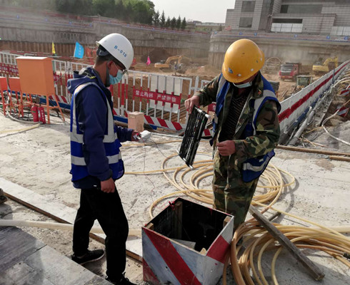 网站上  图为项目部成员邢凯在检查基坑降水情况_副本.jpg